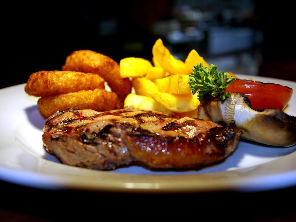 The Fountain Inn Hendy Екстер'єр фото