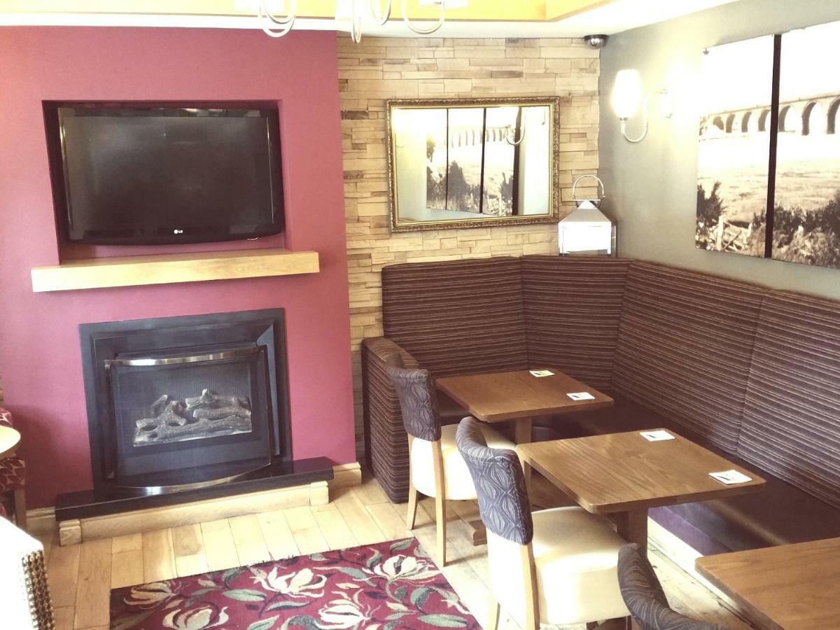 The Fountain Inn Hendy Екстер'єр фото